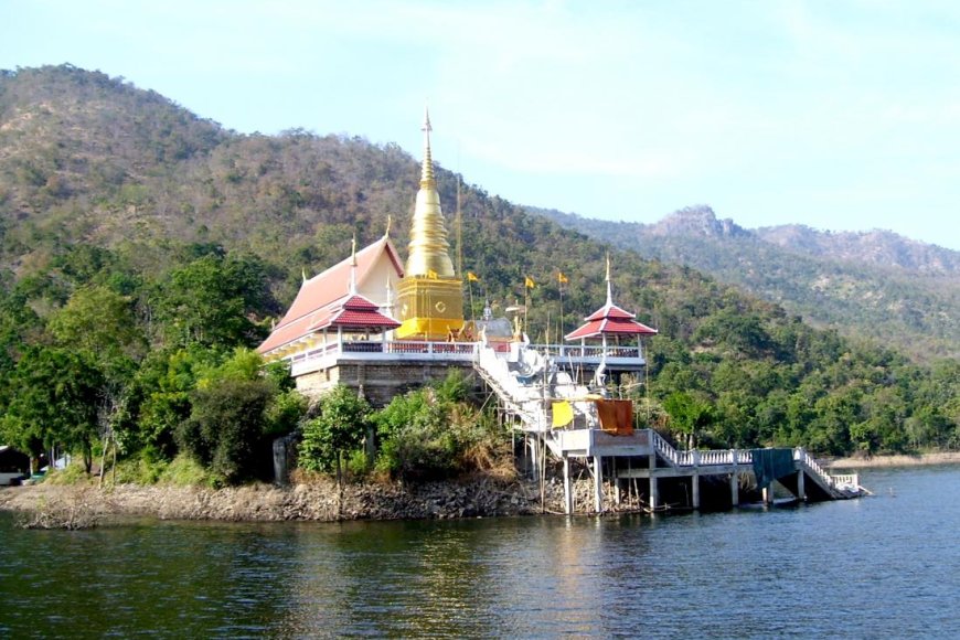 วัดพระธาตุแก่งสร้อย ริมน้ำแม่ปิง