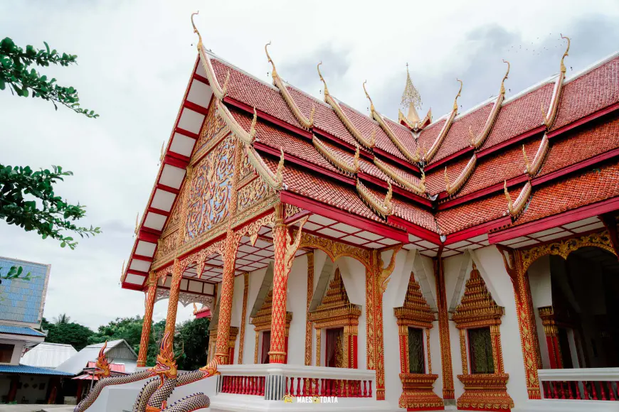 วัดมาตานุสรณ์ วัดสวยแม่สอด อุโบสถหลังคาซ้อนชั้นสีแดงและช่อฟ้าทอง