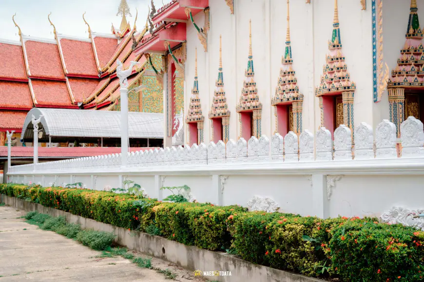 บรรยากาศร่มรื่นวัดมาตานุสรณ์ แม่กาษา แม่สอด กำแพงแก้วสีขาว