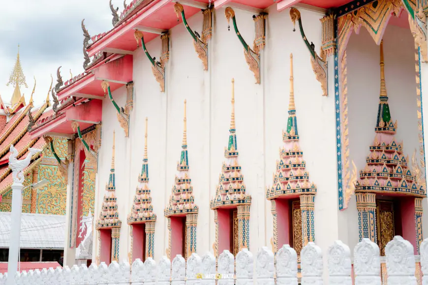 ซุ้มหน้าต่างยอดเจดีย์วัดมาตานุสรณ์ ตำบลแม่กาษา อำเภอแม่สอด จังหวัดตาก